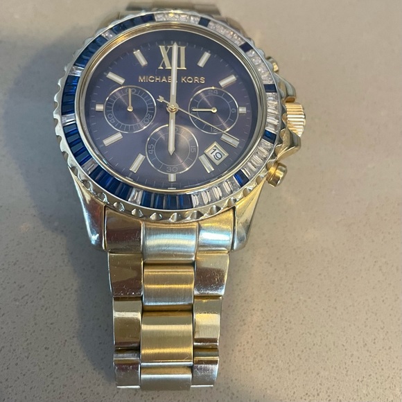 Authentic Michael Kors Everest Pavé Gold-Tone Watch - Picture 2 of 6